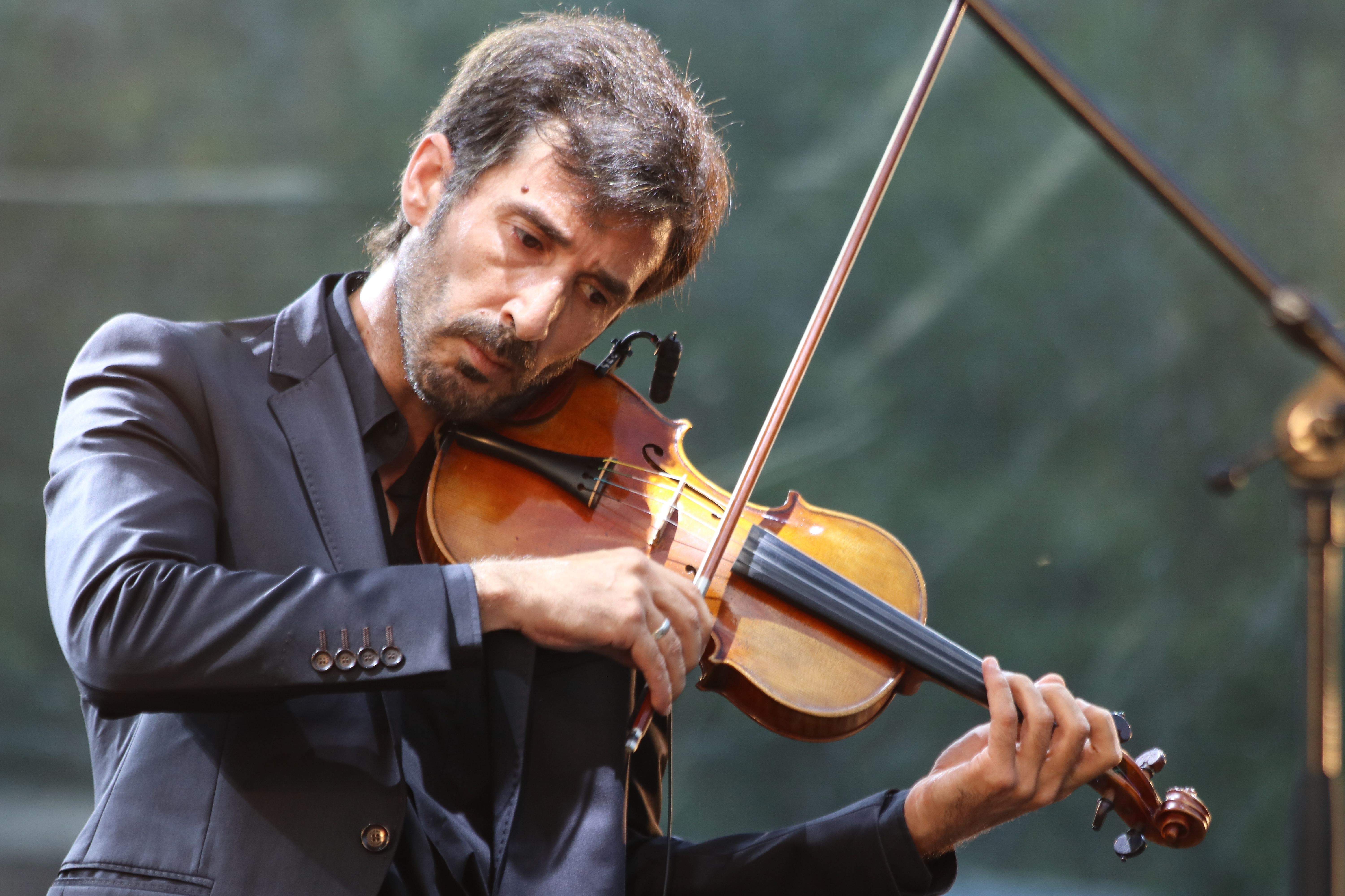 Самая известная скрипка. Популярный музыкант Португалии. Самый известный музыкант в Португалии. Музыкант сочиняет.